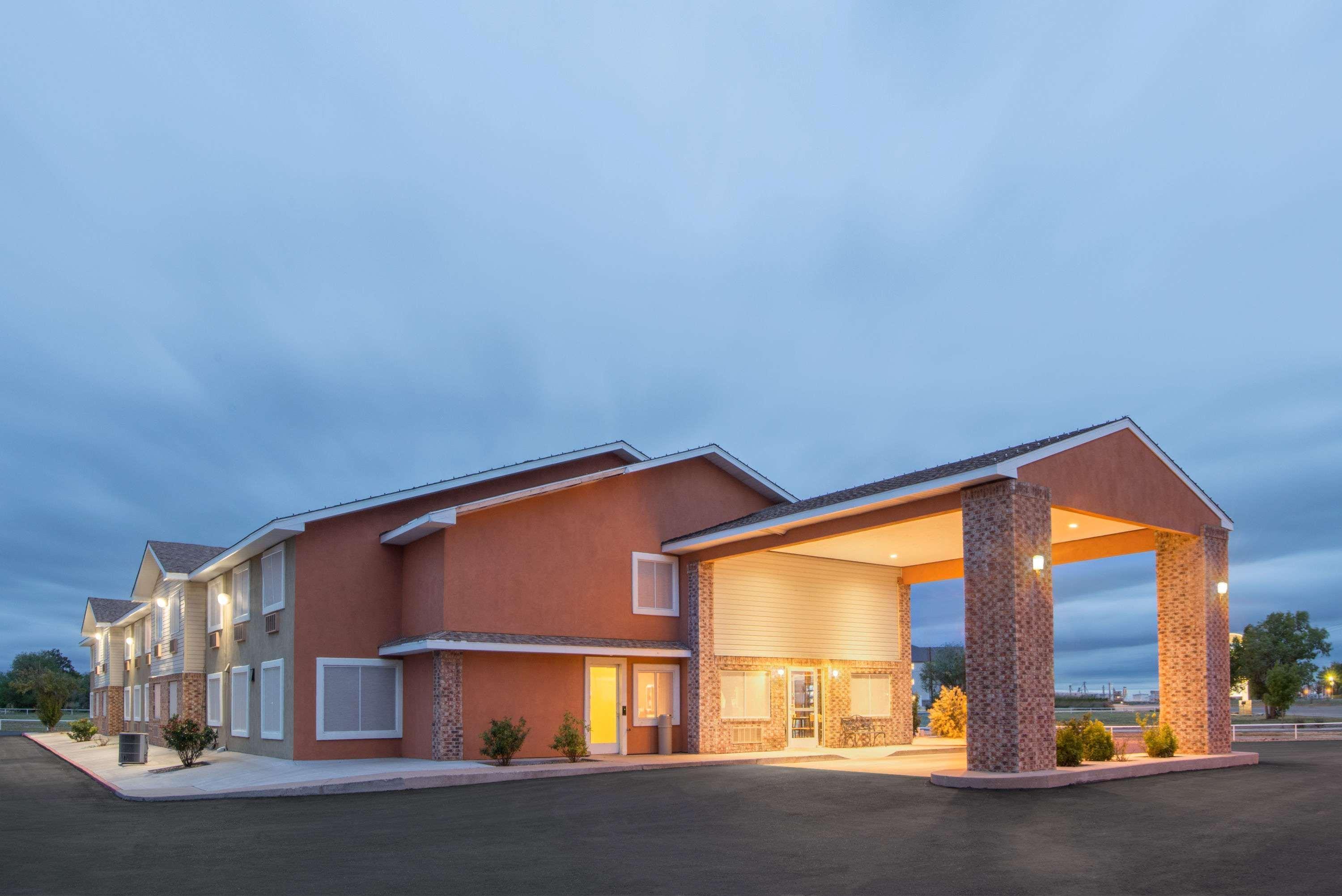 Super 8 By Wyndham Portales Motel Buitenkant foto