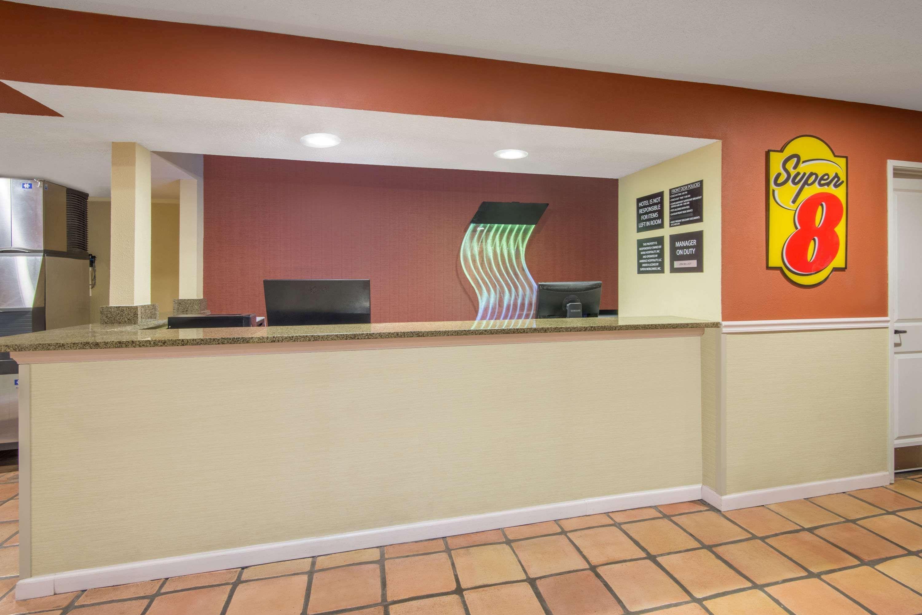 Super 8 By Wyndham Portales Motel Buitenkant foto