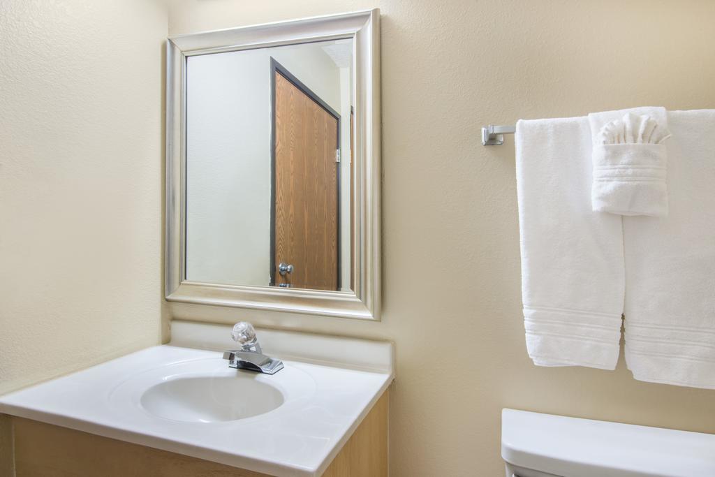Super 8 By Wyndham Portales Motel Buitenkant foto